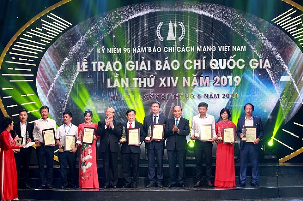 Báo điện tử VnExpress được vinh danh trong lễ trao giải.